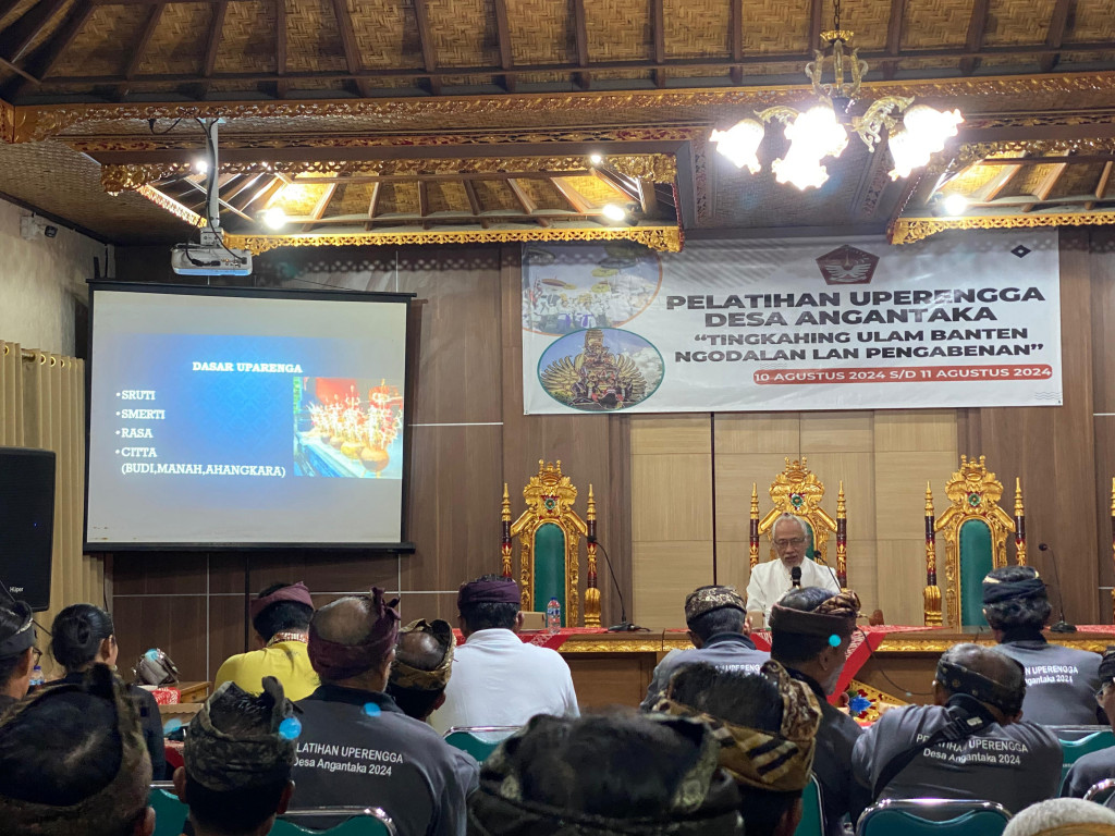 PELATIHAN UPARENGGA DESA ANGANTAKA BERTEMA “TINGKAHING ULAM BANTEN NGODALAN LAN PANGABENAN”